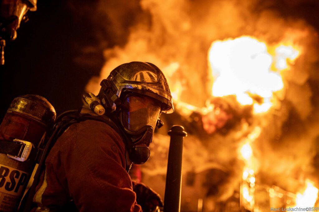 sapeur-pompier de paris face à un feu en intervention