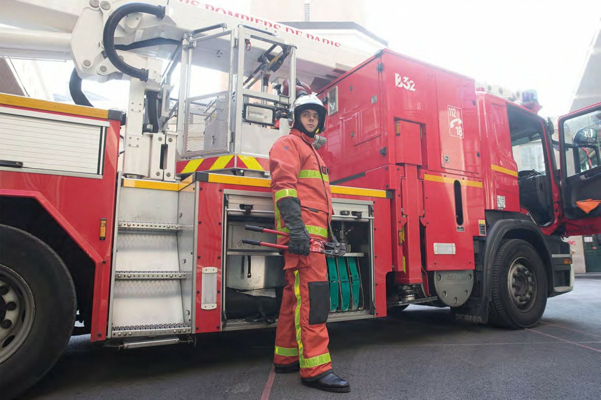 équipement pompier urgence Feu porter secours uniforme sécurité