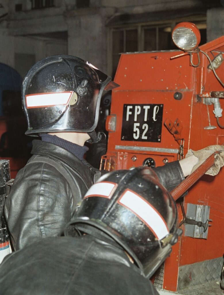 1984 vu de deux pompiers de dos avec le nouveau casque F1