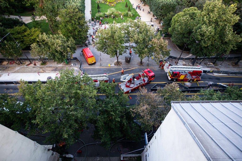 Pompiers de Paris en intervention sur feu d'immeuble à Paris