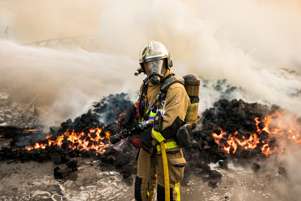 Pompiers de Paris sur feu de palettes à Bondy