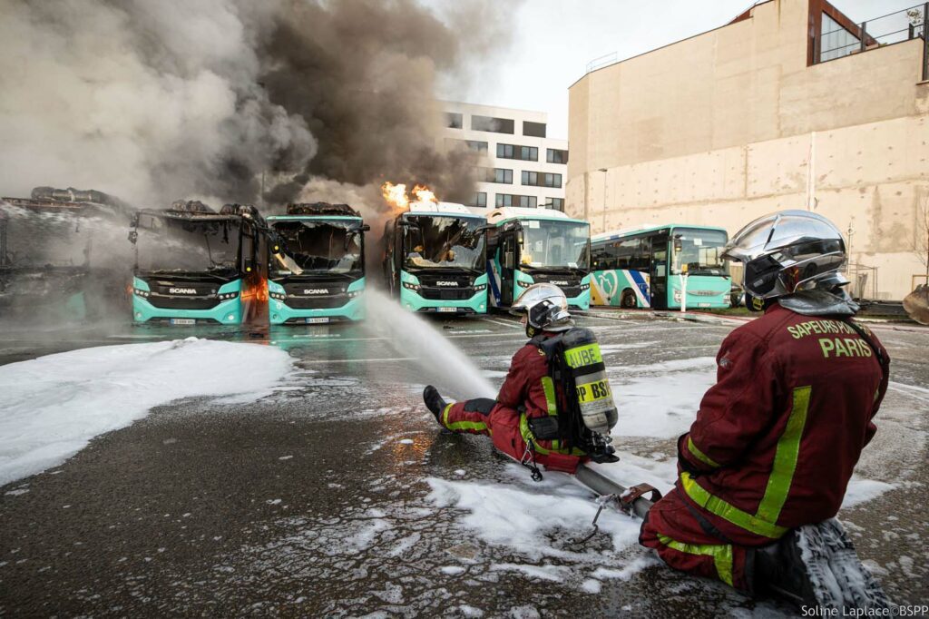 Bus en feu lors d'un incendie à Aubervilliers en décembre 2023.