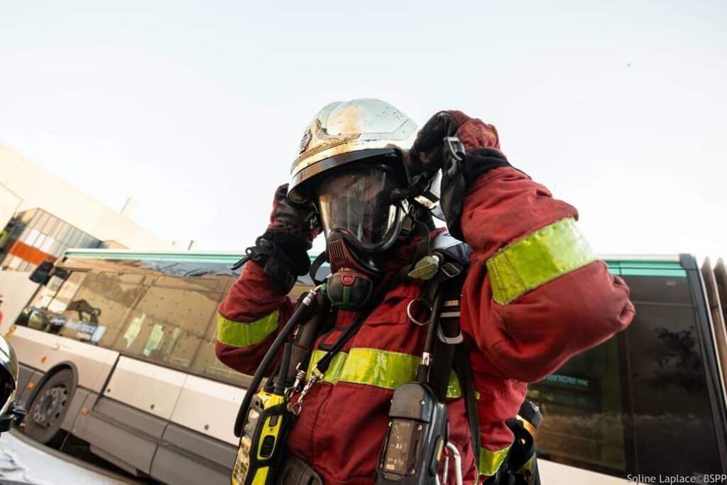 Sapeur-pompier de Paris qui remet son casque lors d'un incendie à Aubervilliers en décembre 2023.