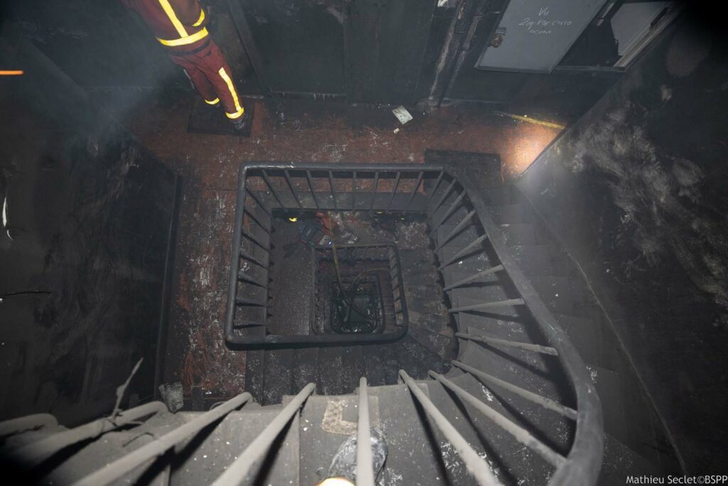 Cage d'escalier pour l'incendie d'un appartement en décembre 2023 dans le 19e arrondissement de Paris