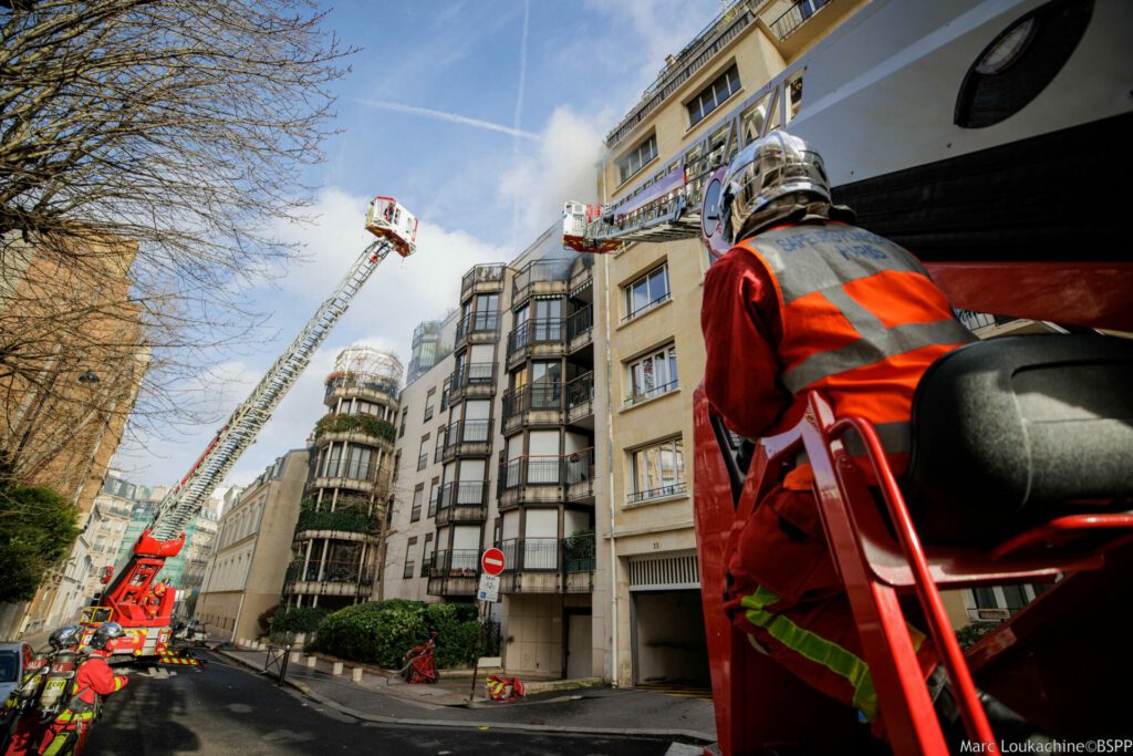 Sapeurs-pompiers de Paris sur intervention pour un feu d'appartement à Paris 16e arrondissement en train de déployer les échelles