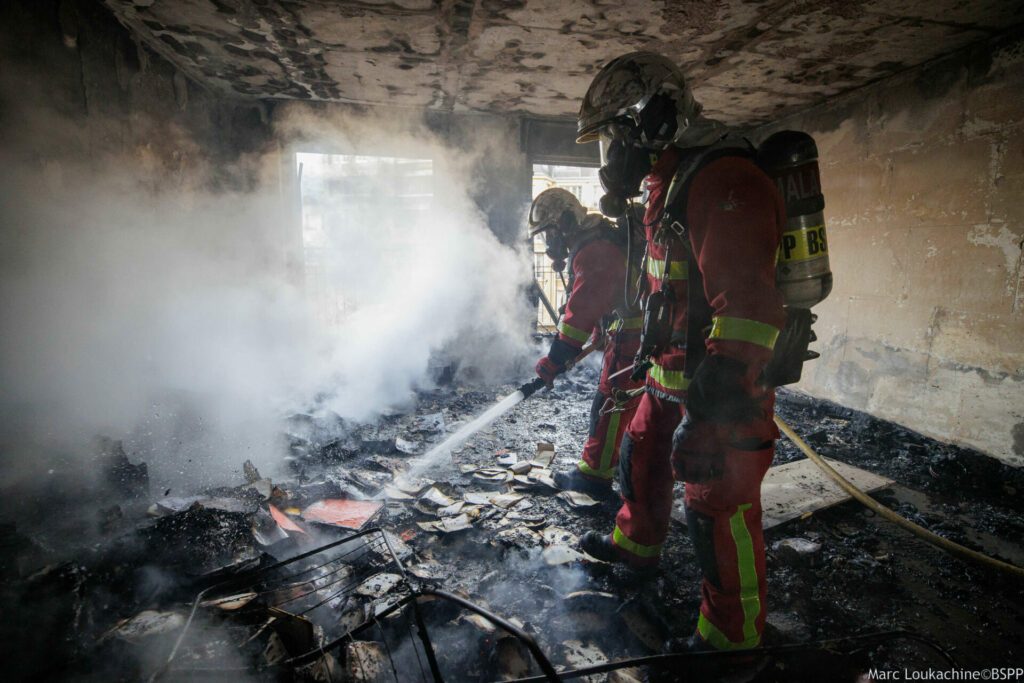 Sapeurs-pompiers de Paris sur intervention pour un feu d'appartement à Paris 16e arrondissement procédant à l'extinction du feu 
