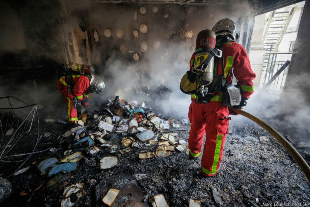 Sapeurs-pompiers de Paris sur intervention pour un feu d'appartement à Paris 16e arrondissement perfectionner l'extinction du feu