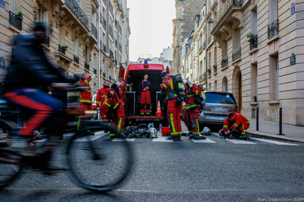 Sapeurs-pompiers de Paris sur intervention pour un feu d'appartement à Paris 16e arrondissement en train de changer leur bouteille d'air de leur ARI