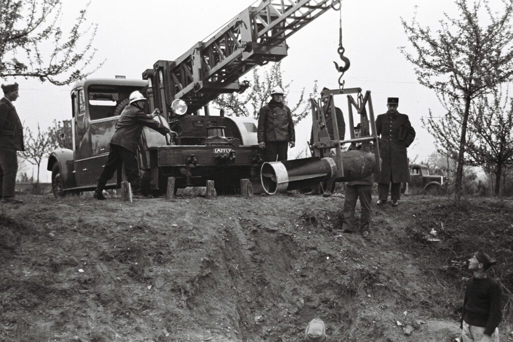 Camion-Grue (CG1) de la BSPP en intervention pour ramasser les bombes des bombardements aériens en 1940