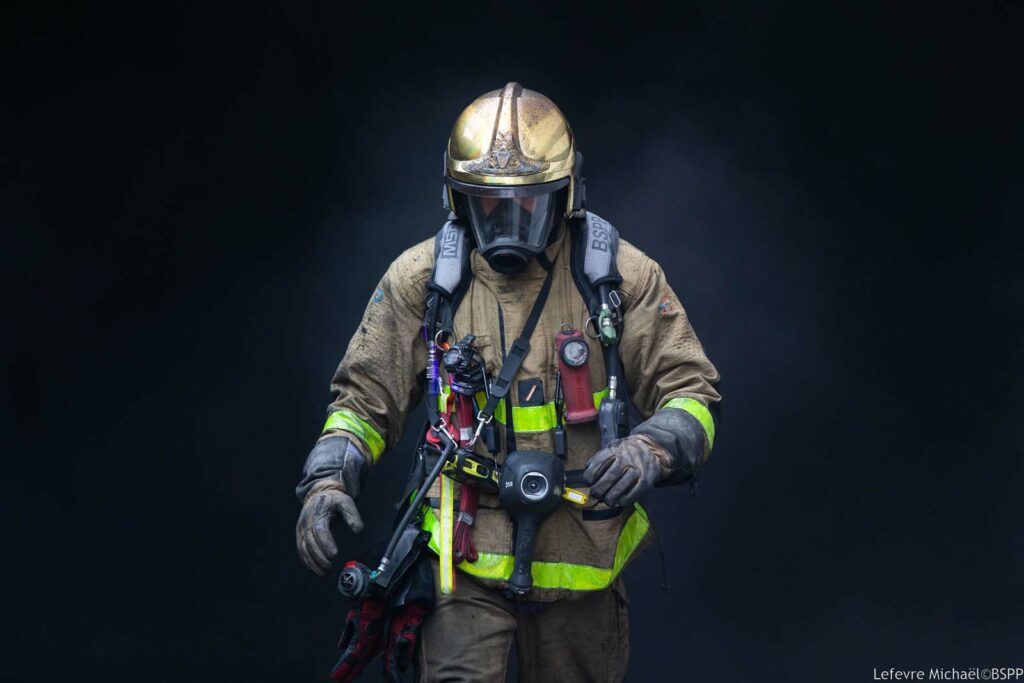 Sapeur-pompier du GELD sorti des fumées sur un feu de parking souterrain couvert