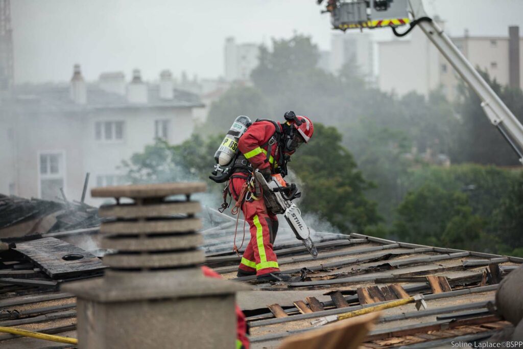 RSMU en action sur un feu de toiture