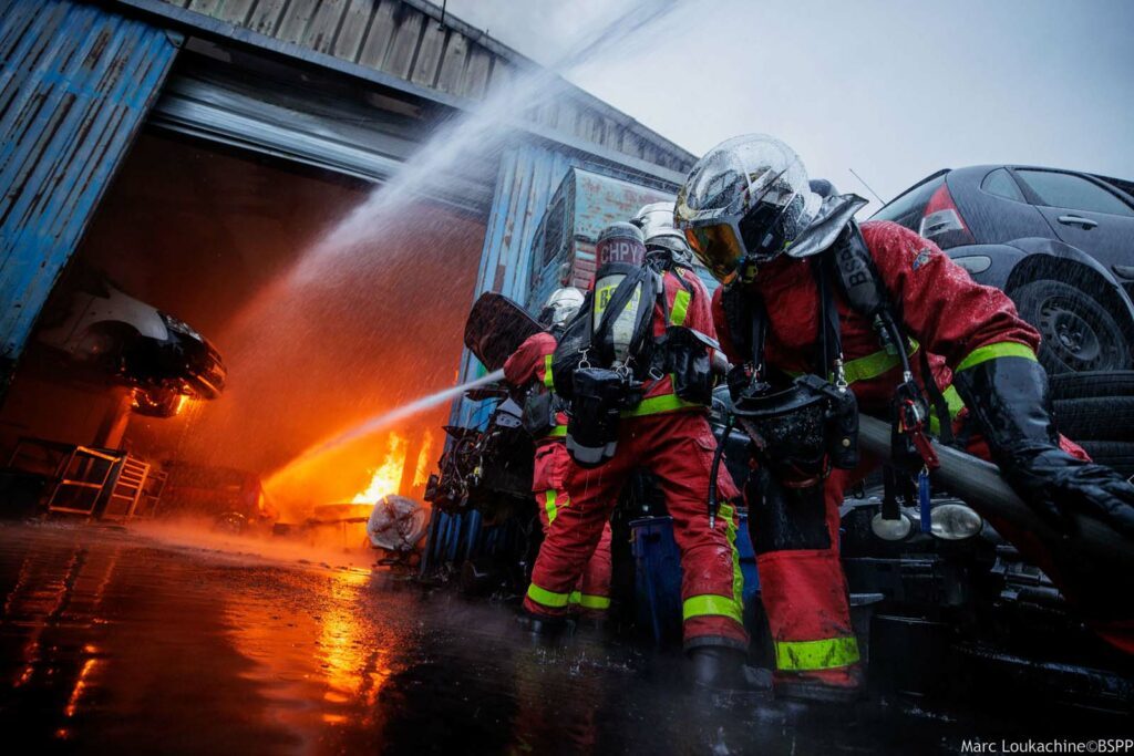 Sapeurs-pompiers de Paris en intervention sur un feu de garage