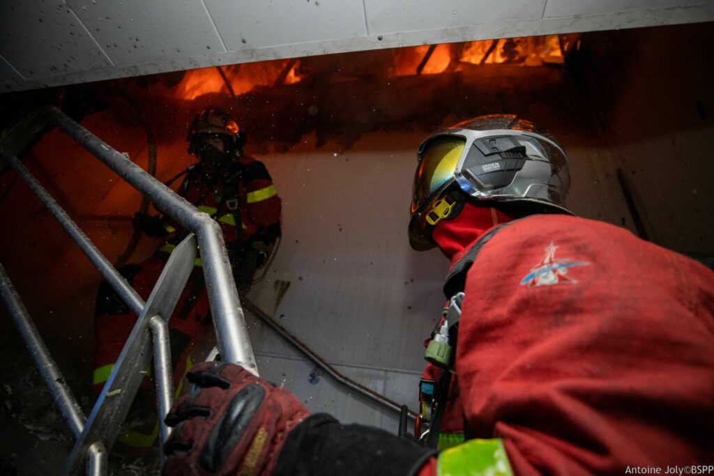 Sapeurs-pompiers de Paris de la BSPP intervenant sur un feu d'entrepôt à Saint-Denis (93) le 1er février 2024, cherchant le foyer
