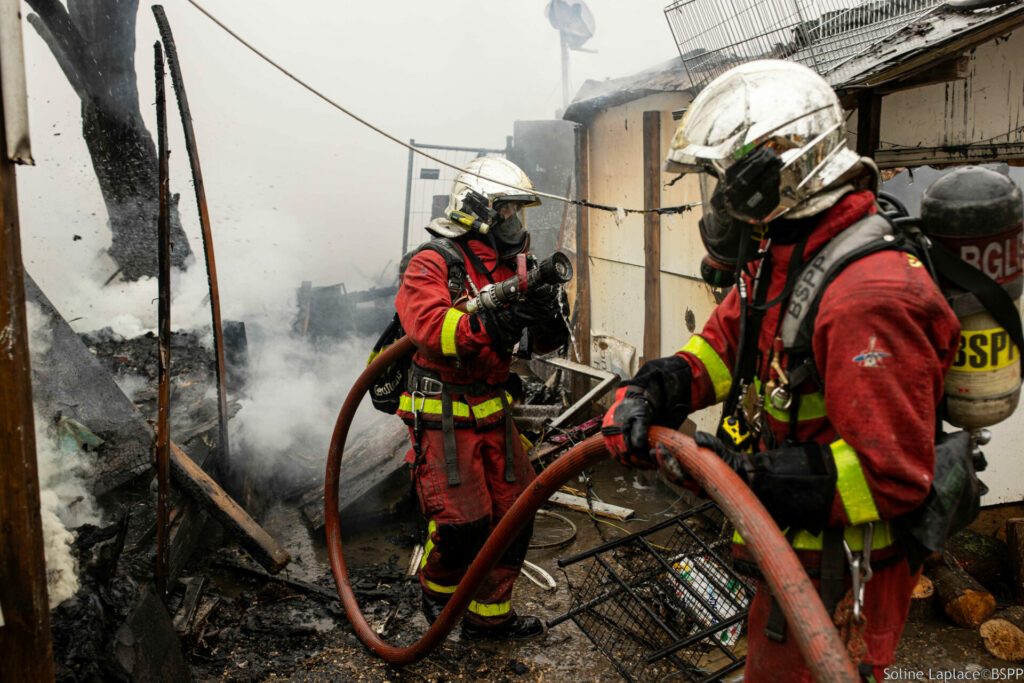 Sapeurs-pompiers de Paris en intervention sur un feu d'installations précaires à Antony, en train de parfaire l'extinction du feu.