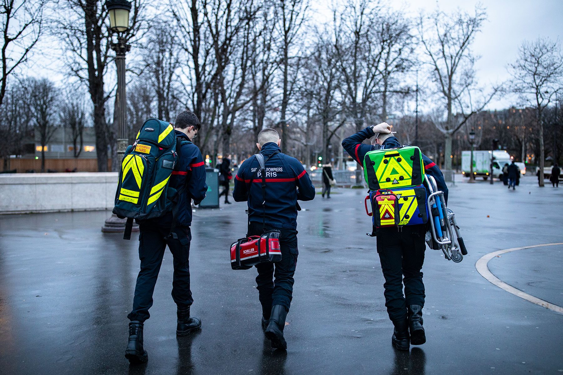 Sapeurs-pompiers de Paris en intervention pour une personne malade lieu public