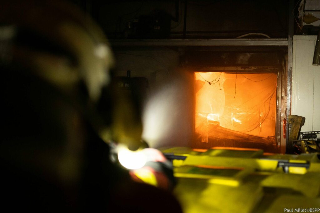Les sapeurs-pompiers de Paris attaquent le feu d'entrepôt alimentaire avec une lance grande puissance