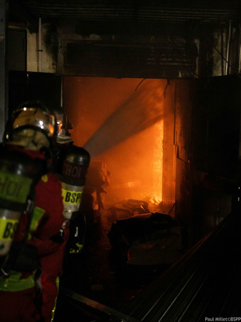Les sapeurs-pompiers de Paris interviennent pour un feu d'entrepôt alimentaire et attaquent le foyer