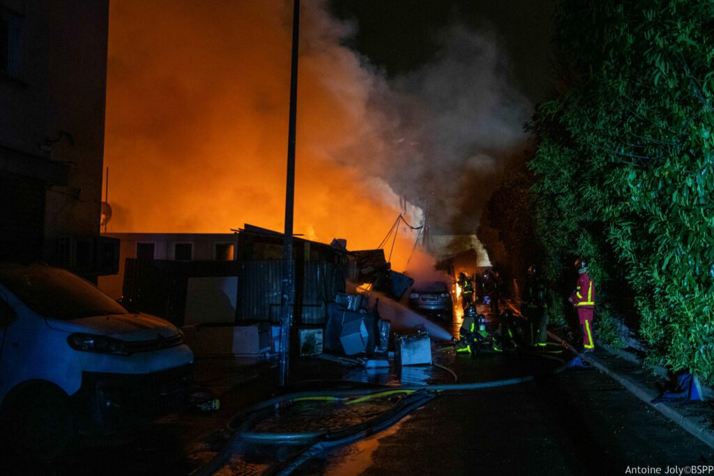 Attaque du feu d'installations précaires par les sapeurs-pompiers de Paris à Ivry-sur-Seine