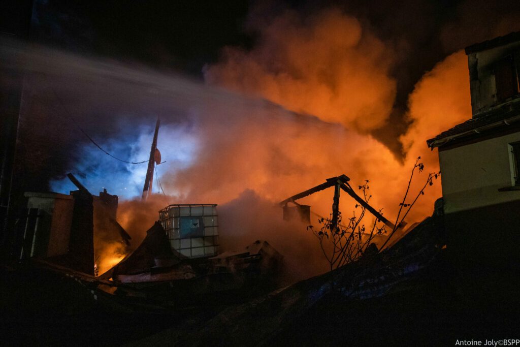 Vue d'ensemble du feu d'installations précaires par les sapeurs-pompiers de Paris à Ivry-sur-Seine