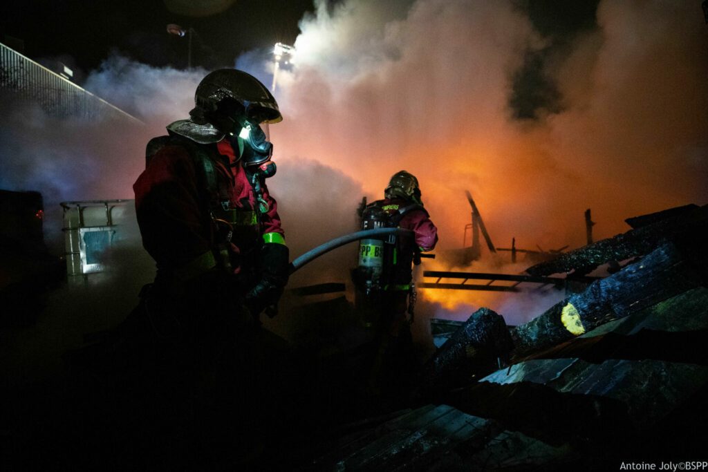 Attaque du feu d'installations précaires par les sapeurs-pompiers de Paris à Ivry-sur-Seine au moyen de la lance du dévidoir tournant