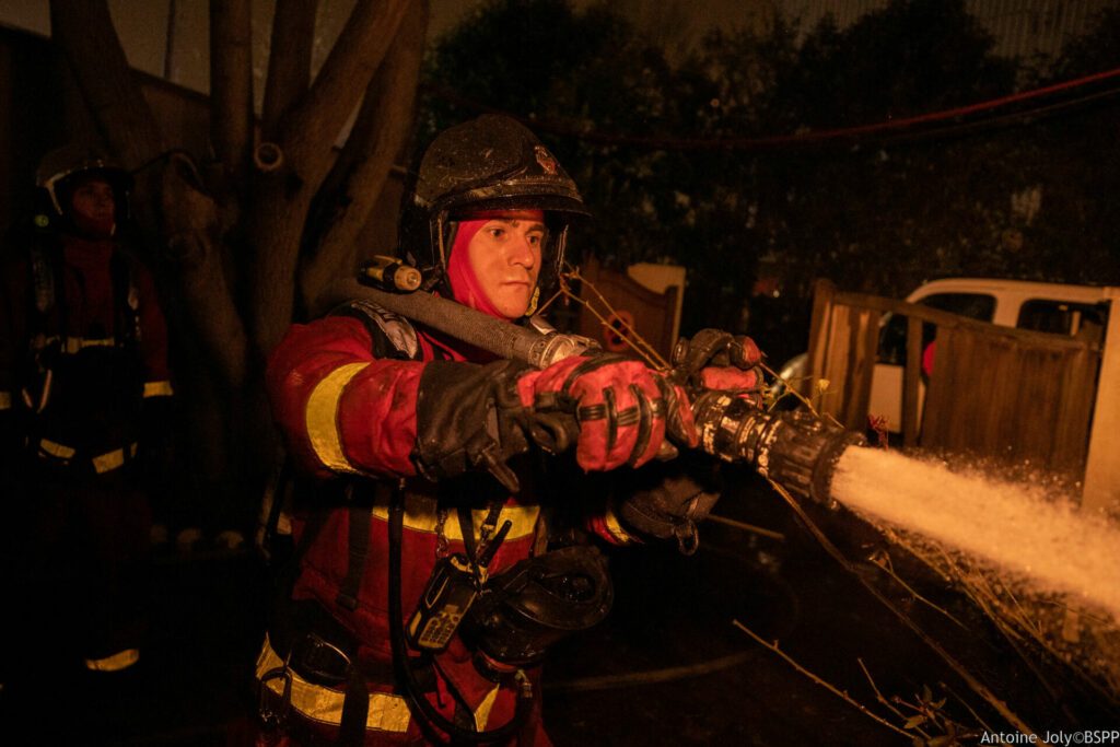 Attaque du feu d'installations précaires par les sapeurs-pompiers de Paris à Ivry-sur-Seine au moyen d'une lance grande puissance