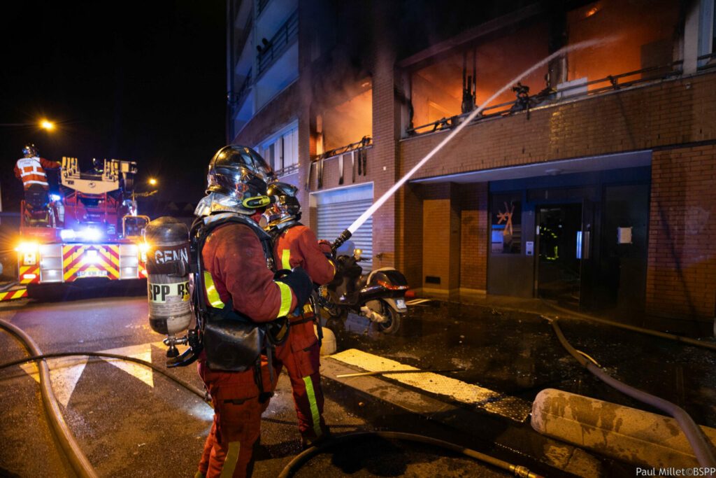 Sapeurs-pompiers de Paris en bas d'un feu d'appartement à Villeneuve-la-Garenne (92)