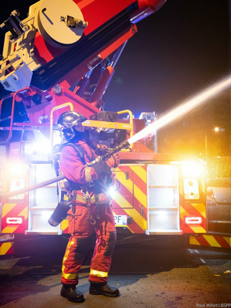 Sapeur-pompier de Paris en train de procéder à l'extinction d'un feu d'appartement au moyen de la LDT  à Villeneuve-la-Garenne (92)