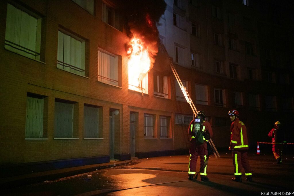 Sapeurs-pompiers de Paris en bas d'un feu d'appartement  à Villeneuve-la-Garenne (92)
