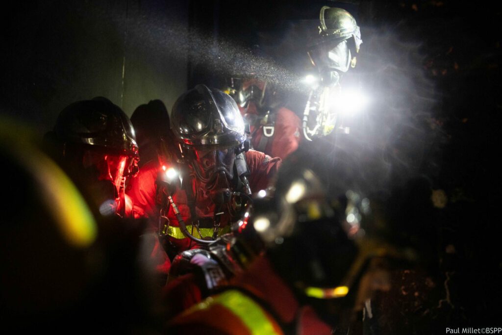 Sapeurs-pompiers de Paris intervenant pour un feu d'appartement  à Villeneuve-la-Garenne (92)