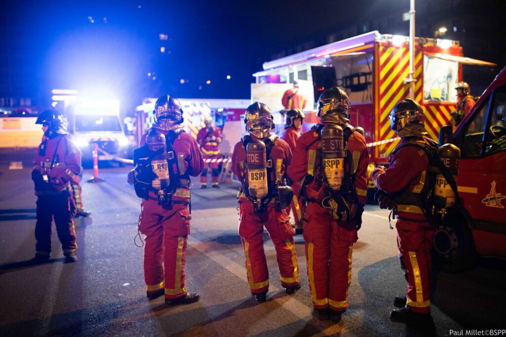 Sapeurs-pompiers de Paris en bas d'un feu d'appartement à Villeneuve-la-Garenne (92)