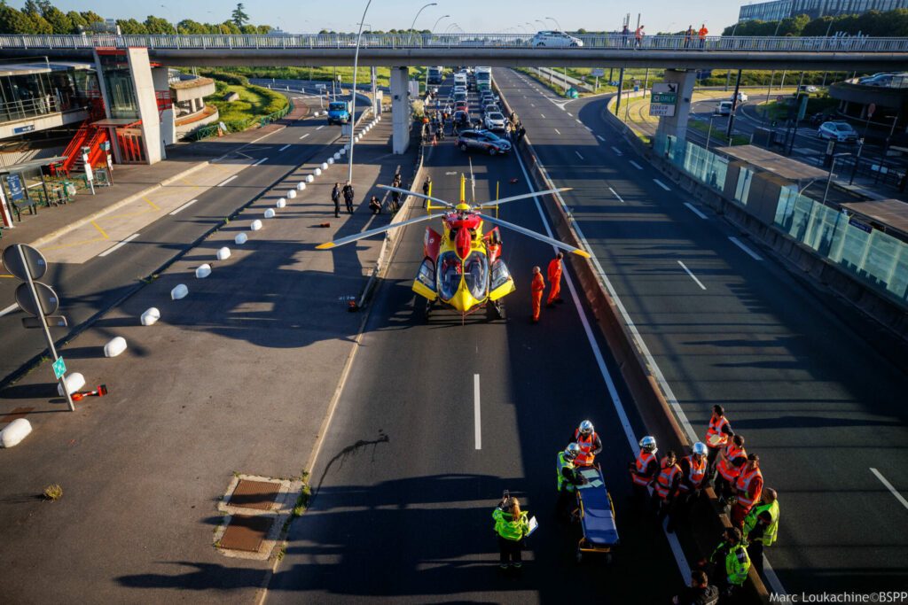 Sapeurs-pompiers de Paris en intervention avec le Dragon 75 de la Sécurité Civile sur un accident de circulation