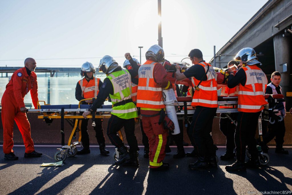 Sapeurs-pompiers de Paris en intervention avec le Dragon 75 de la Sécurité Civile sur un accident de circulation
